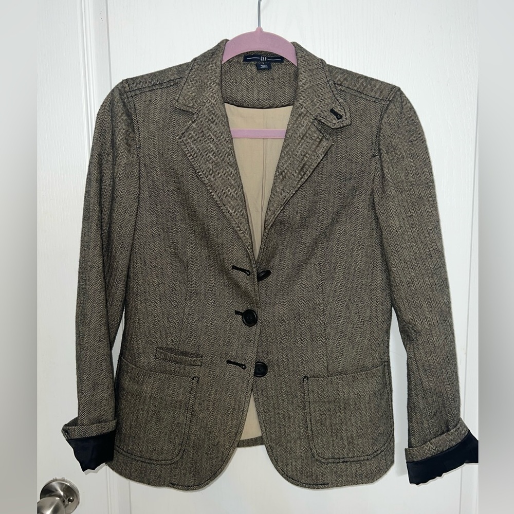 Hounds tooth blazer from gap. Great for dark academia type styling.